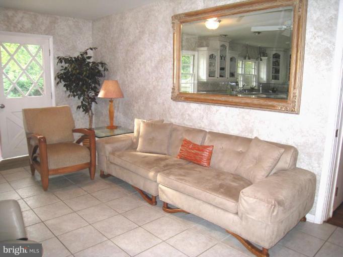 315 Hampton Road Linthicum Heights, MD 21090 - Photo 6 of 22 a living room with furniture and a potted plant