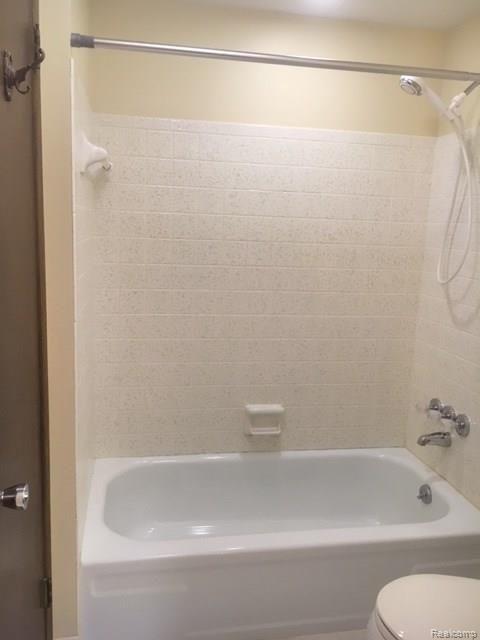 39513 Village Wood Road Novi, MI 48375 - Photo 15 of 23 bath.JPG