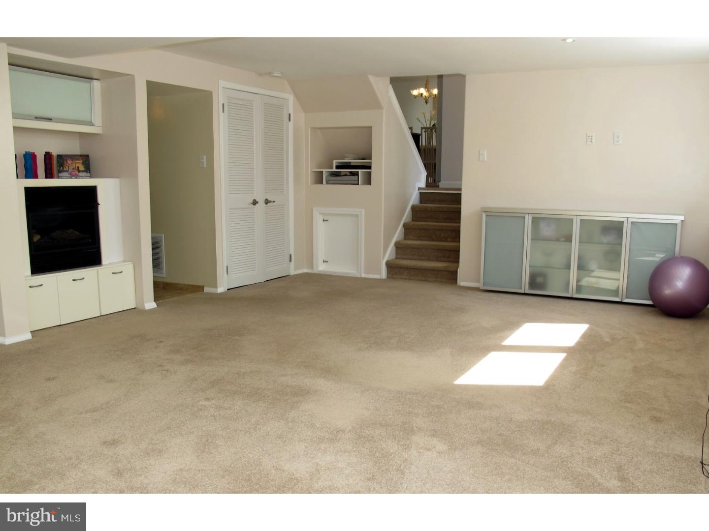 138 Red Stone Ridge Delran, NJ 08075 - Photo 15 of 25 Family Room