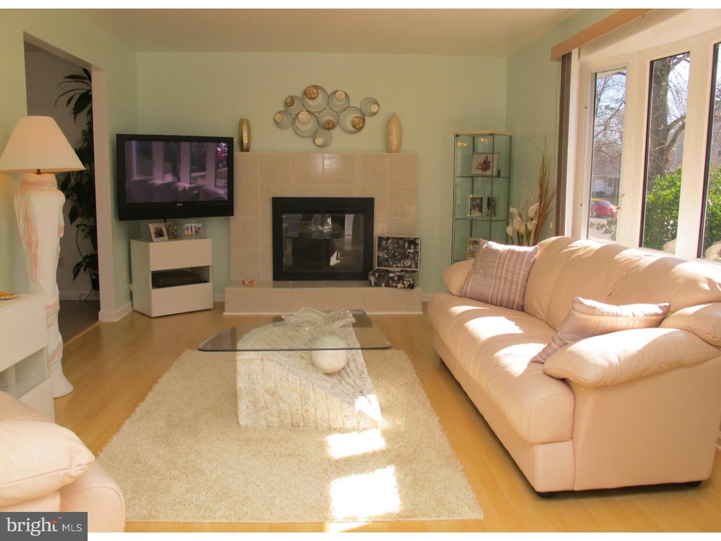 138 Red Stone Ridge Delran, NJ 08075 - Photo 8 of 25 Living Room