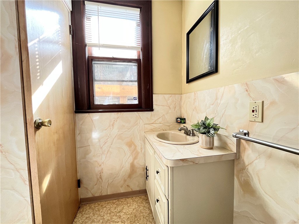 481 Lexington Avenue Rochester, NY 14613 - Photo 17 of 38