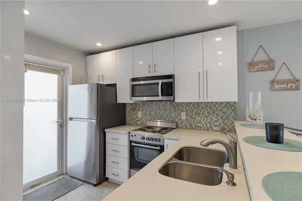 $295,000 | 1461 South Ocean Boulevard, Unit 222, Lauderdale-by-the-Sea, FL 33062
