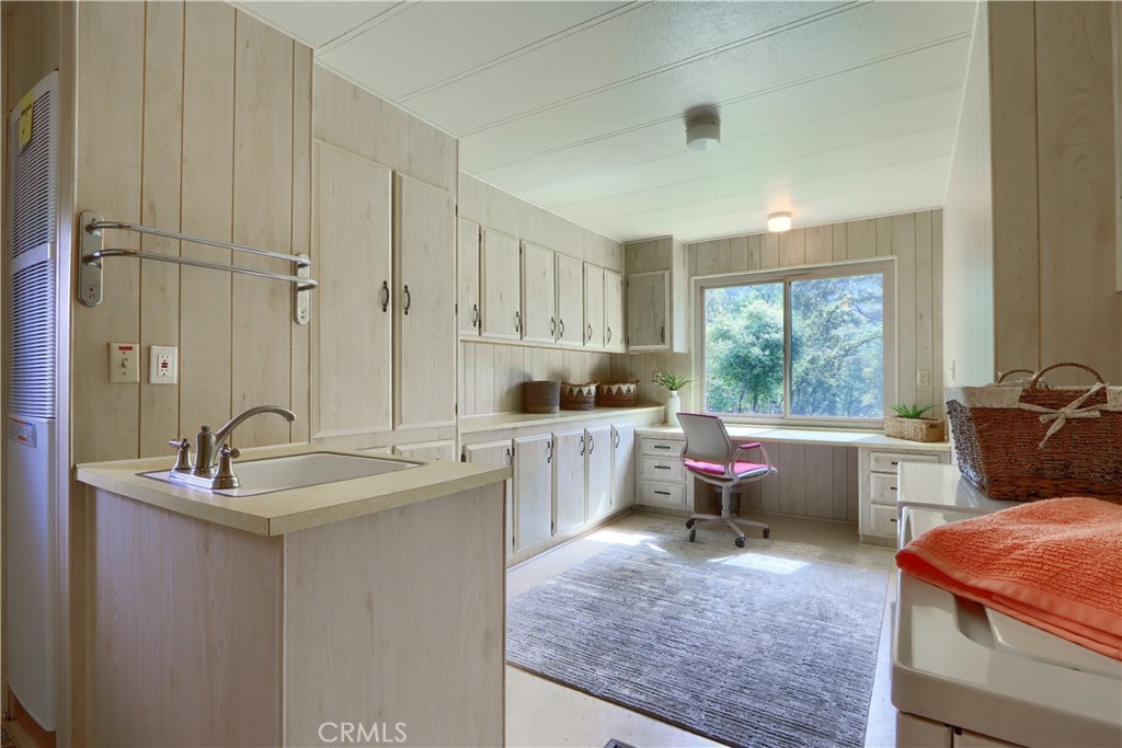 2843 East Westfall Road Mariposa, CA 95338 - Photo 28 of 47 a very nice looking room with a large window