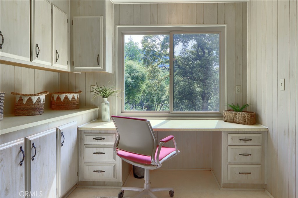 2843 East Westfall Road Mariposa, CA 95338 - Photo 30 of 47 a room with a window and shelf