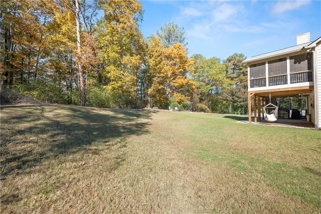 a view of a house with backyard