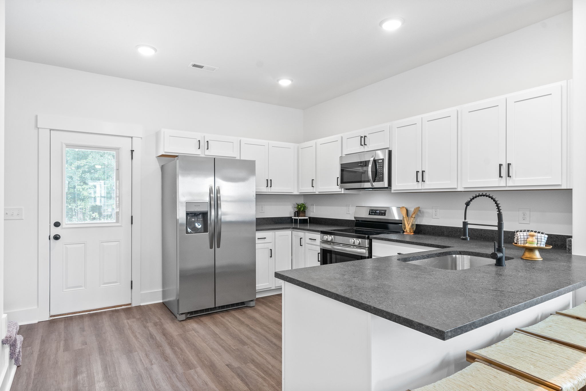 333 Front Ridge Circle Clarksville, TN 37042 - Photo 7 of 30 Big spacious kitchen, lots of custom craftsman cabinets with shaker style doors and soft close drawers, stainless steel appliances and granite counters.