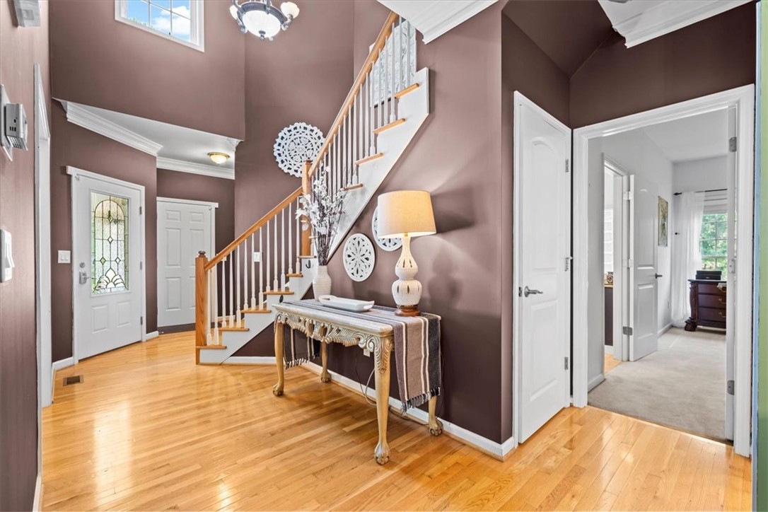Hardwood floors, beautiful crown moulding