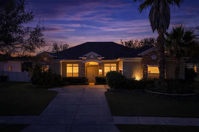 a view of a house with a yard