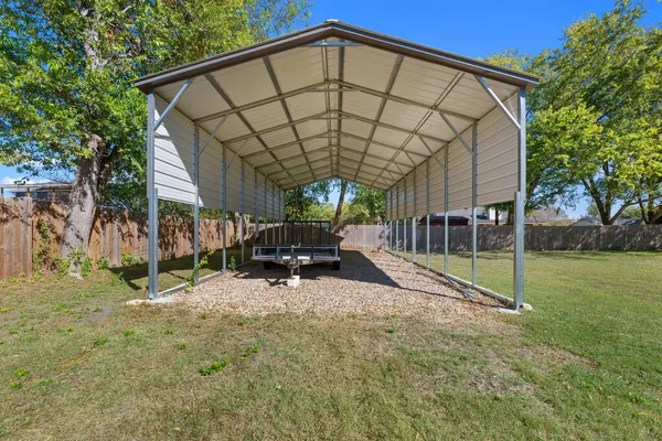 a view of a house with backyard