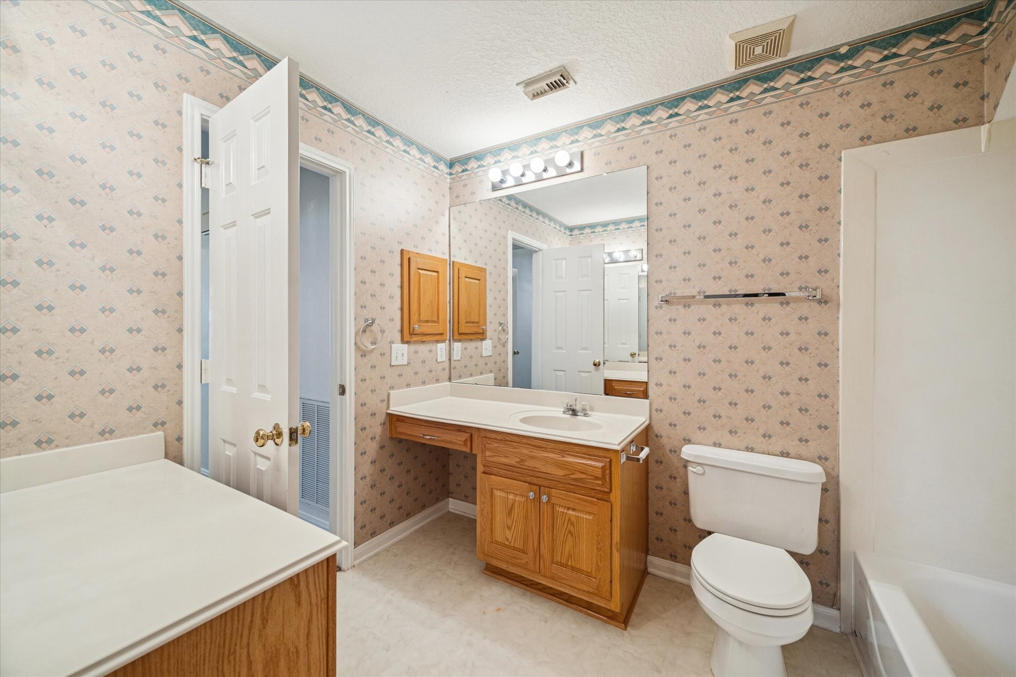 14420 Walters Road, Unit 62 Houston, TX 77014 - Photo 28 of 35 Full bathroom upstairs