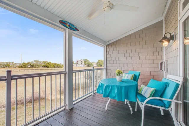 $879,500 | 90 West 2nd Street, Folly Beach, SC 29439