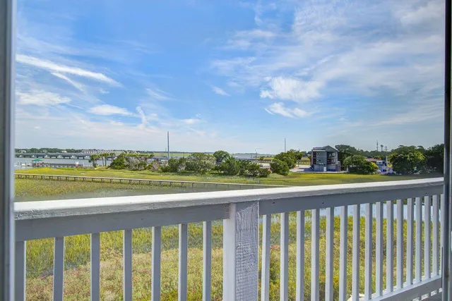 $879,500 | 90 West 2nd Street, Folly Beach, SC 29439