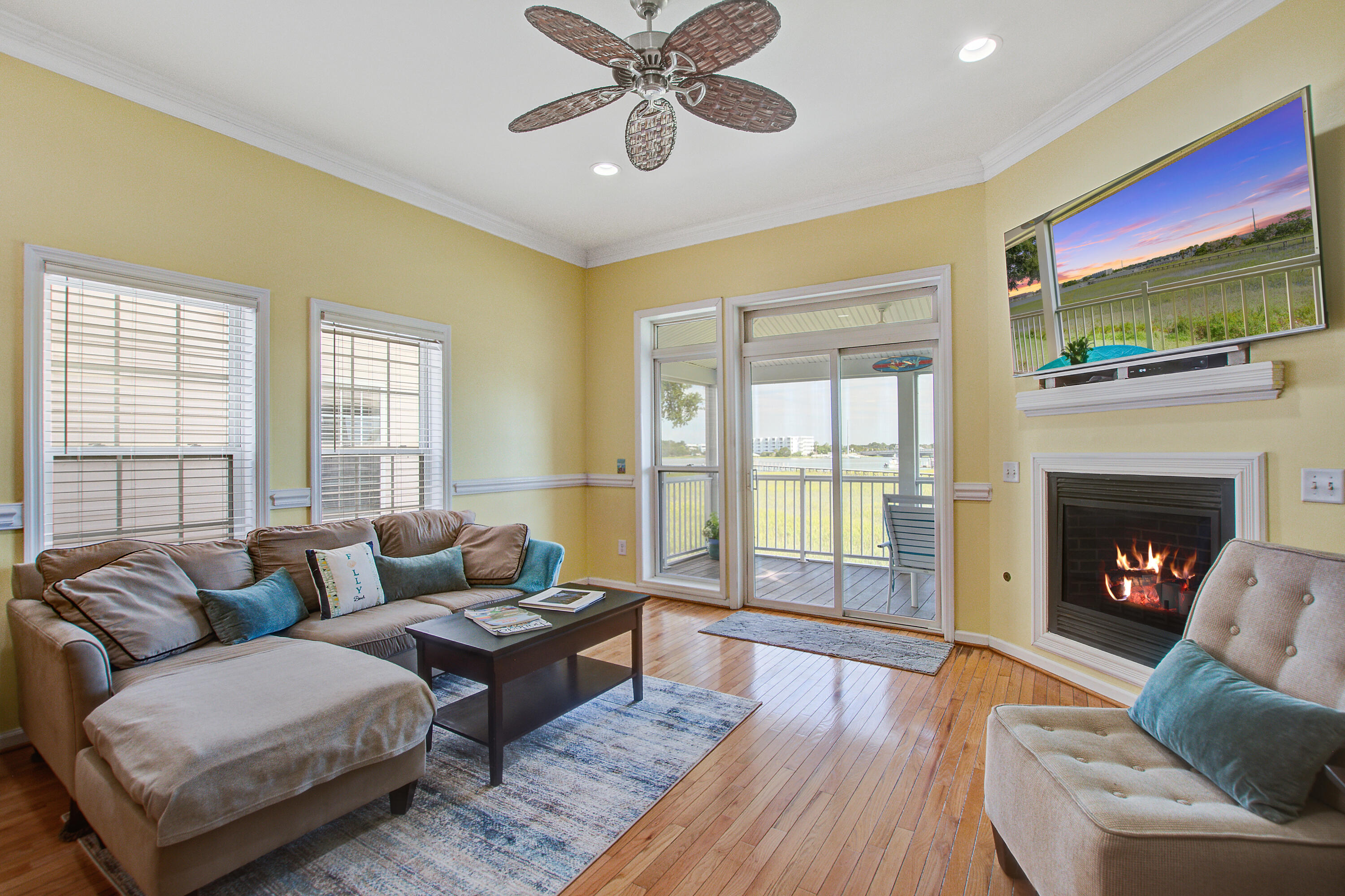 90 West 2nd Street Folly Beach, SC 29439 - Photo 8 of 39 Living Room