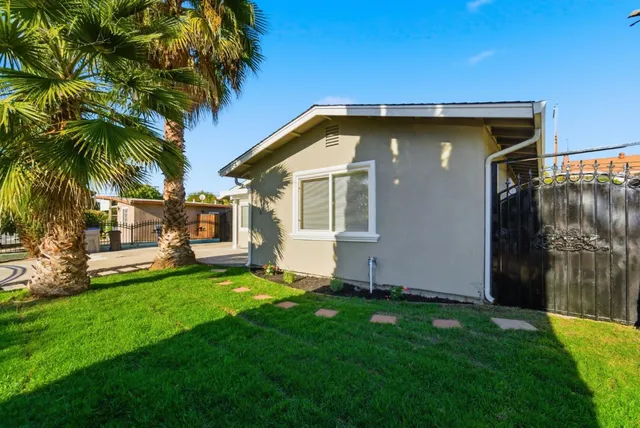 a view of a house with a yard