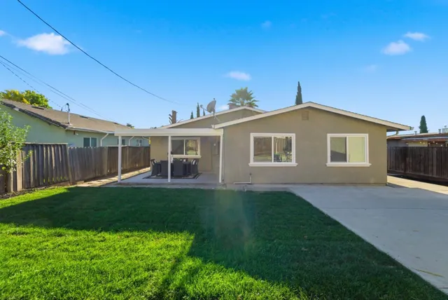 a view of a house with backyard