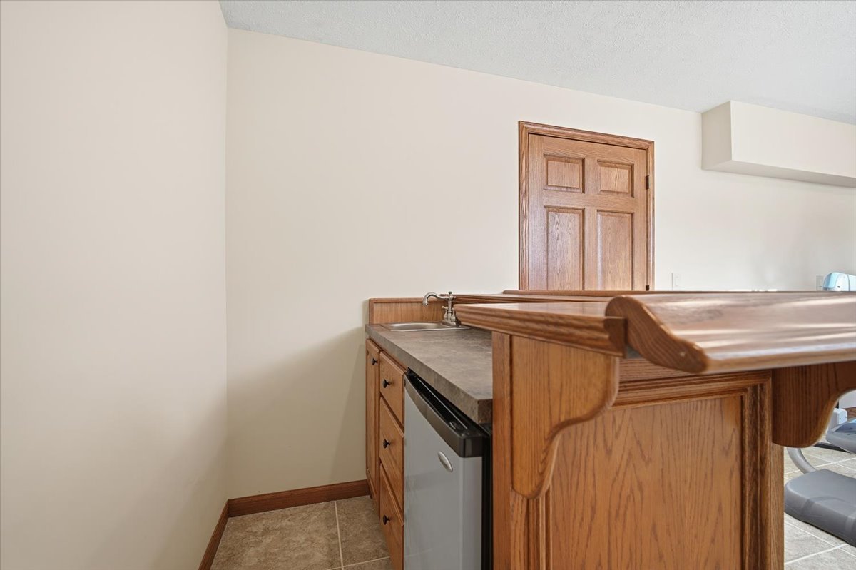 9 Spruce Court Bloomington, IL 61704 - Photo 36 of 42 a utility room with dryer and washer