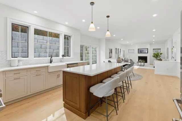 a large kitchen with kitchen island a large island in it