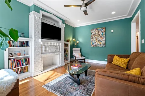 $330,000 | 1418 West Rosemont Avenue, Unit 1W, Chicago, IL 60660