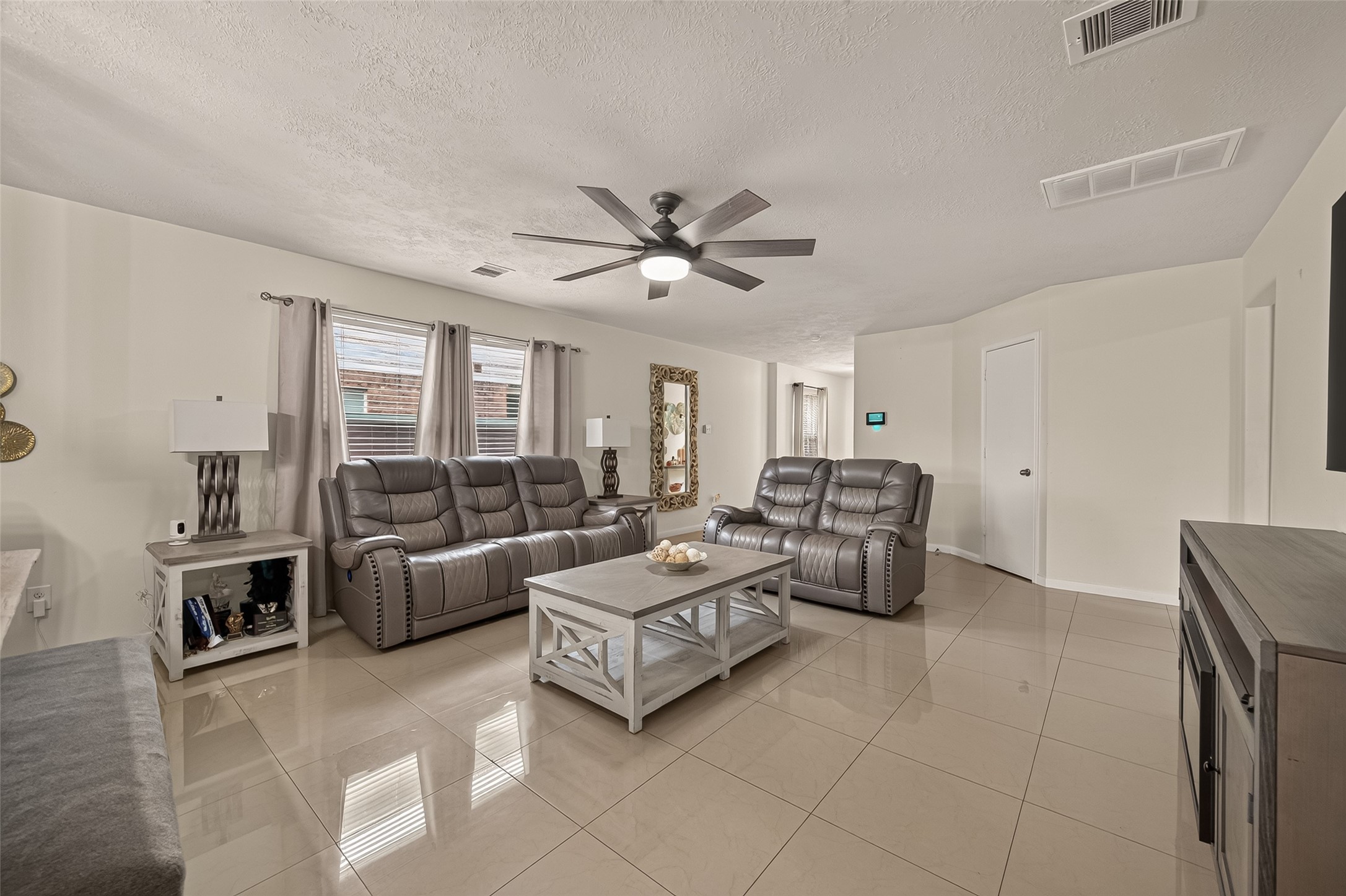 10931 View Pointe Lane Houston, TX 77034 - Photo 5 of 21 Spacious living area