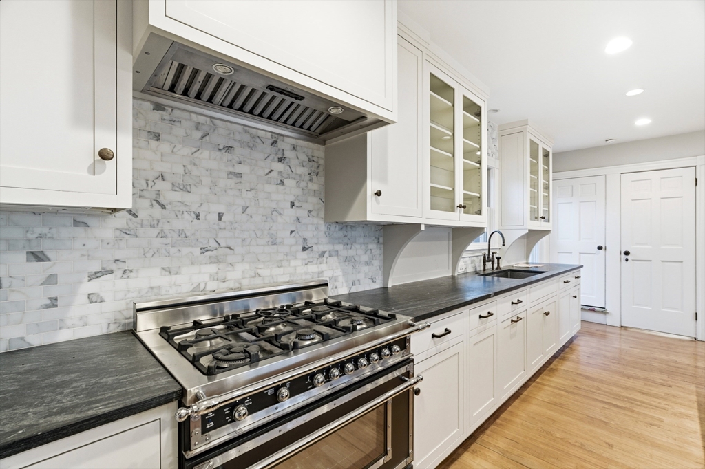 9 Maple Road Weston, MA 02493 - Photo 3 of 39