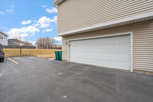 $299,900 | 2941 Woodside Drive, Joliet, IL 60431