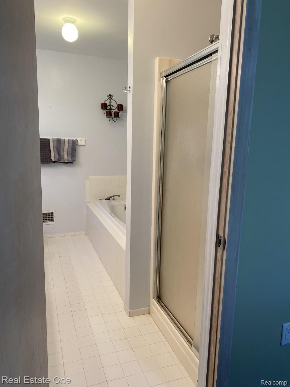 2012 Cole Road Lake Orion, MI 48362 - Photo 55 of 68 bath master2.jpg