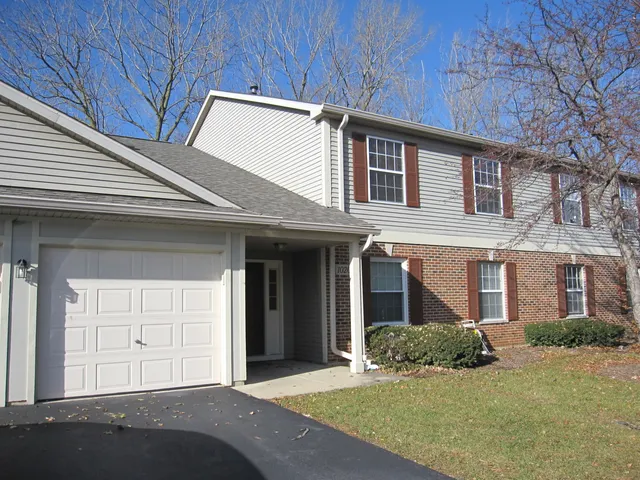 $1,700 | 1020 Chaucer Court, Unit A, Elgin, IL 60120
