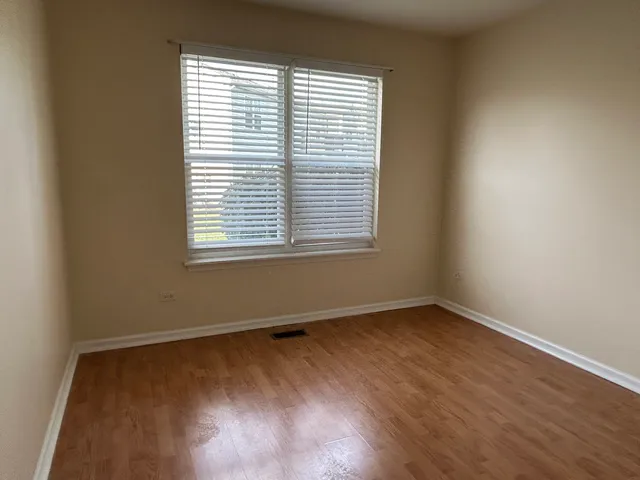 $1,700 | 1020 Chaucer Court, Unit A, Elgin, IL 60120