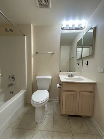 $1,700 | 1020 Chaucer Court, Unit A, Elgin, IL 60120