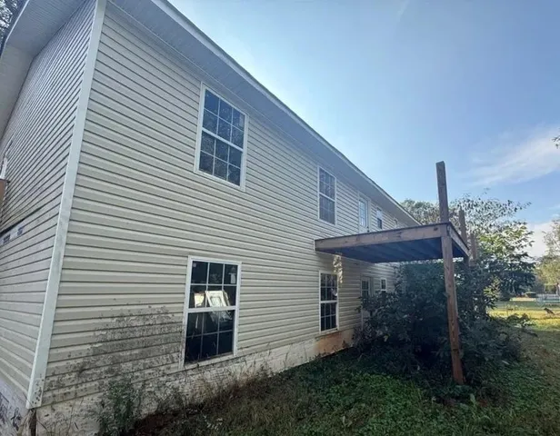 a view of a backyard