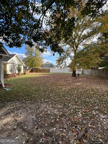 a view of yard with tree