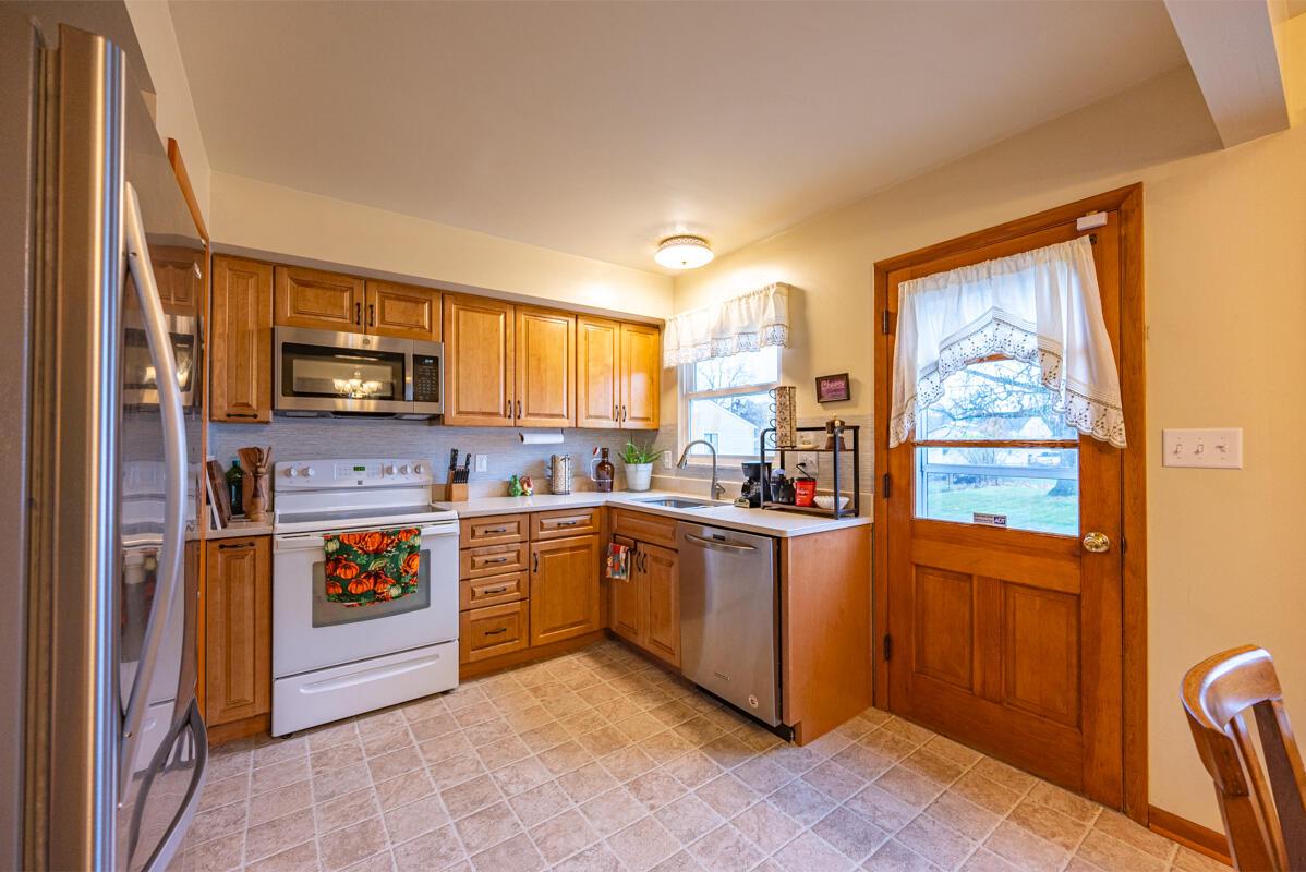 204 Deerfield Road Columbus, OH 43228 - Photo 3 of 24 204 Deerfield Rd - 23