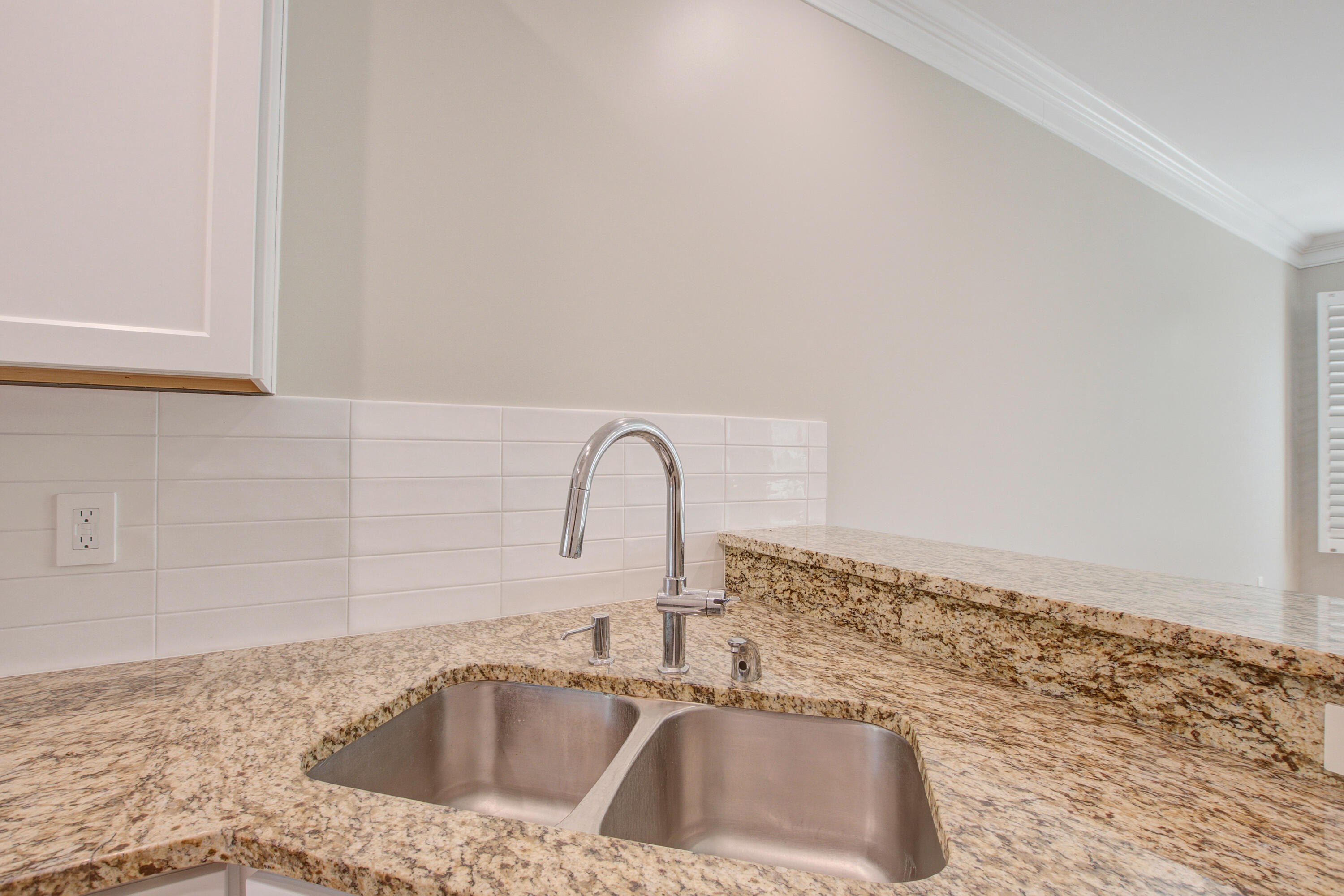 656 Coleman Boulevard, Unit 404 Mount Pleasant, SC 29464 - Photo 16 of 38 656 Coleman (18)