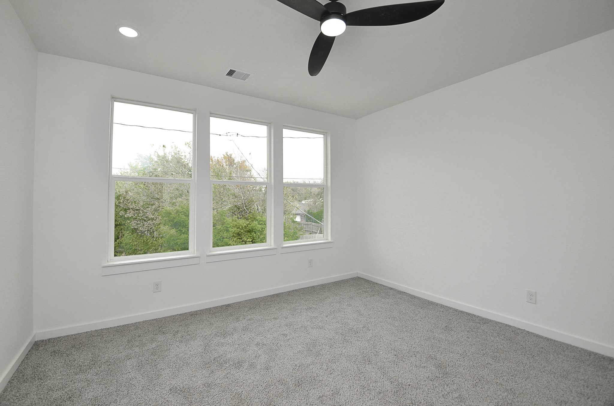 9312 Waller Street Houston, TX 77012 - Photo 17 of 26 an empty room with a window