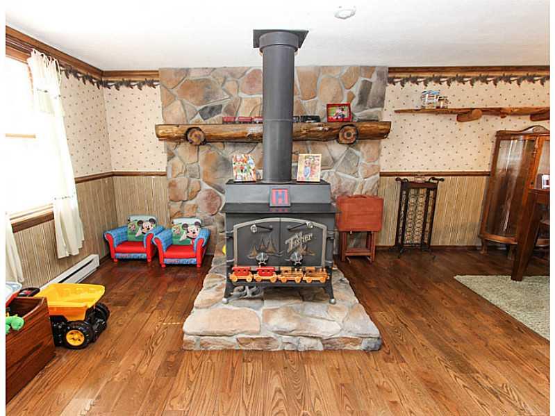 284 Unionville Road Rochester, PA 15074 - Photo 5 of 19 Family Room.