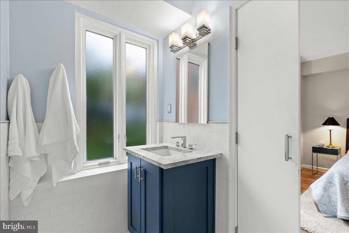 4301 Massachusetts Avenue Northwest, Unit A304 Washington, DC 20016 - Photo 20 of 38 Primary Bath