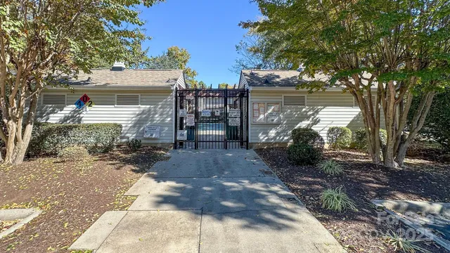 a view of a back yard