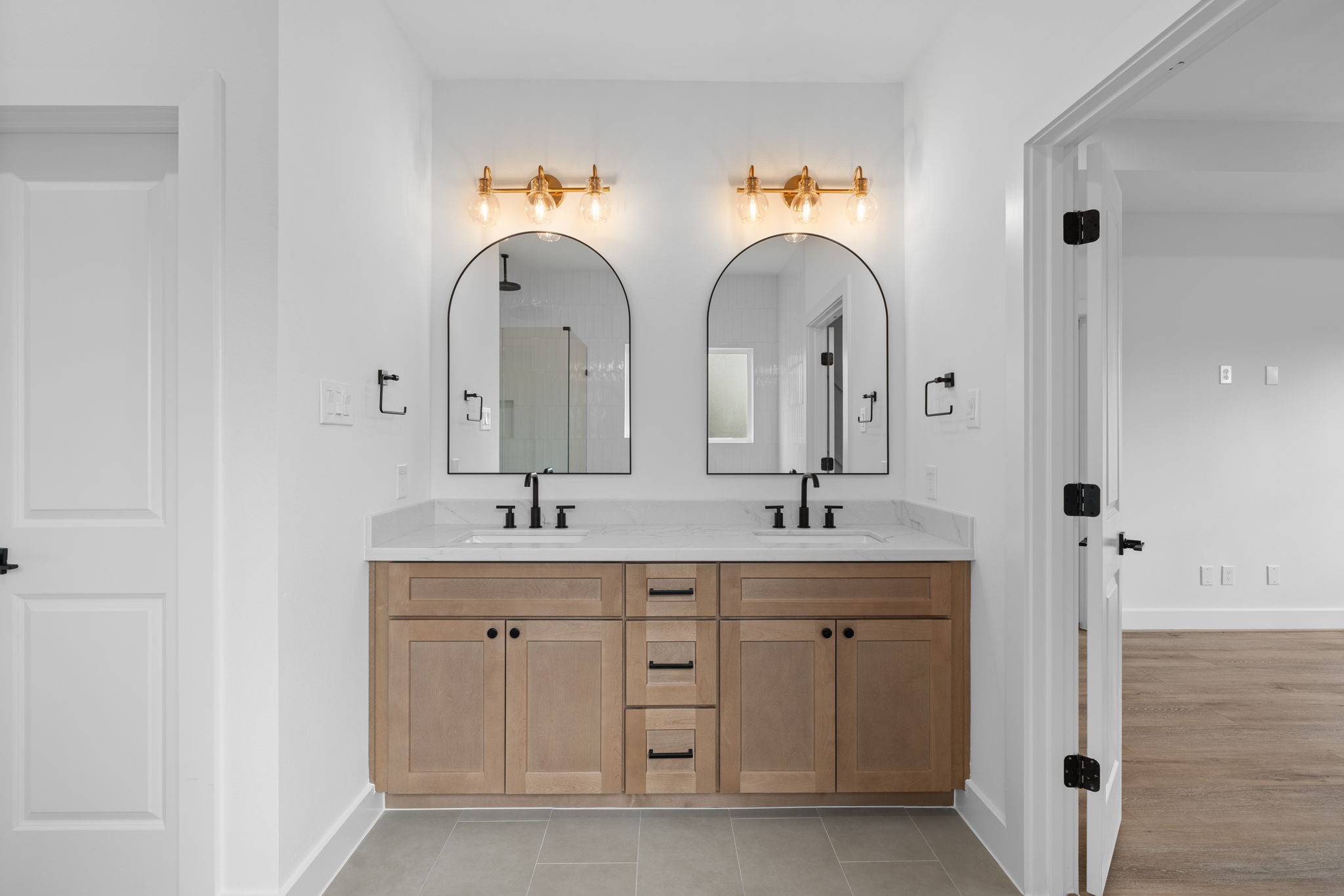 826 Curtin Street, Unit F Houston, TX 77018 - Photo 22 of 37 a bathroom with double sink and a mirror