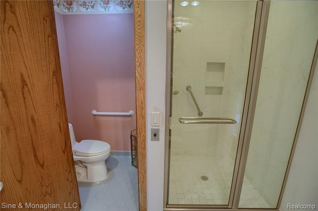 66 Belle Meade Road Grosse Pointe, MI 48236 - Photo 23 of 43 Master_Bathroom_3rd_View.jpg