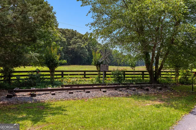 a view of a house with a back yard