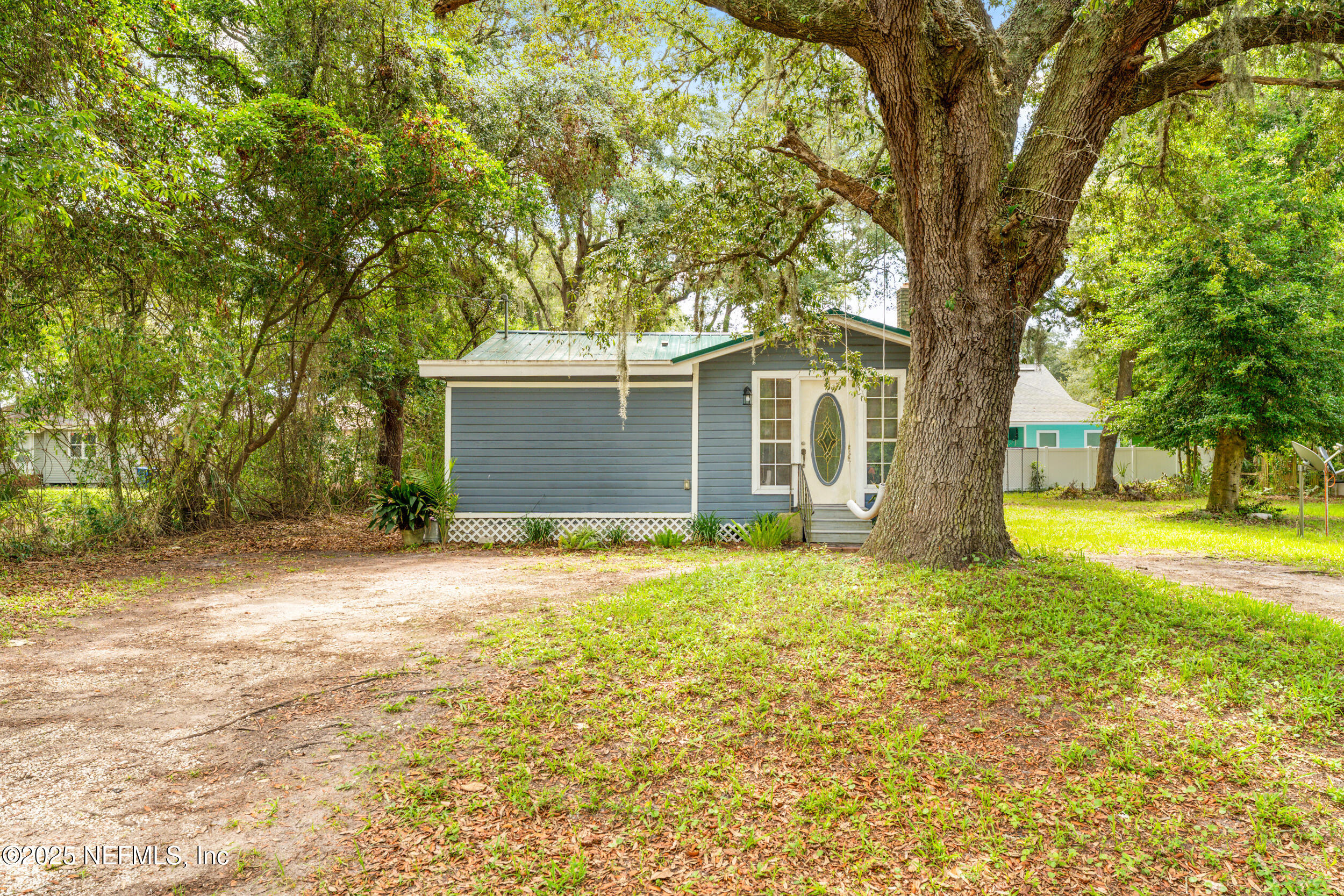 610 Division Street Fernandina Beach, FL 32034 - Photo 2 of 40 a front view of house with yard and trees