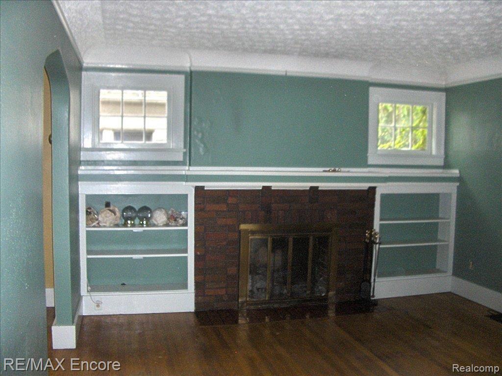 76 Chippewa Road Pontiac, MI 48341 - Photo 6 of 21 Fireplace