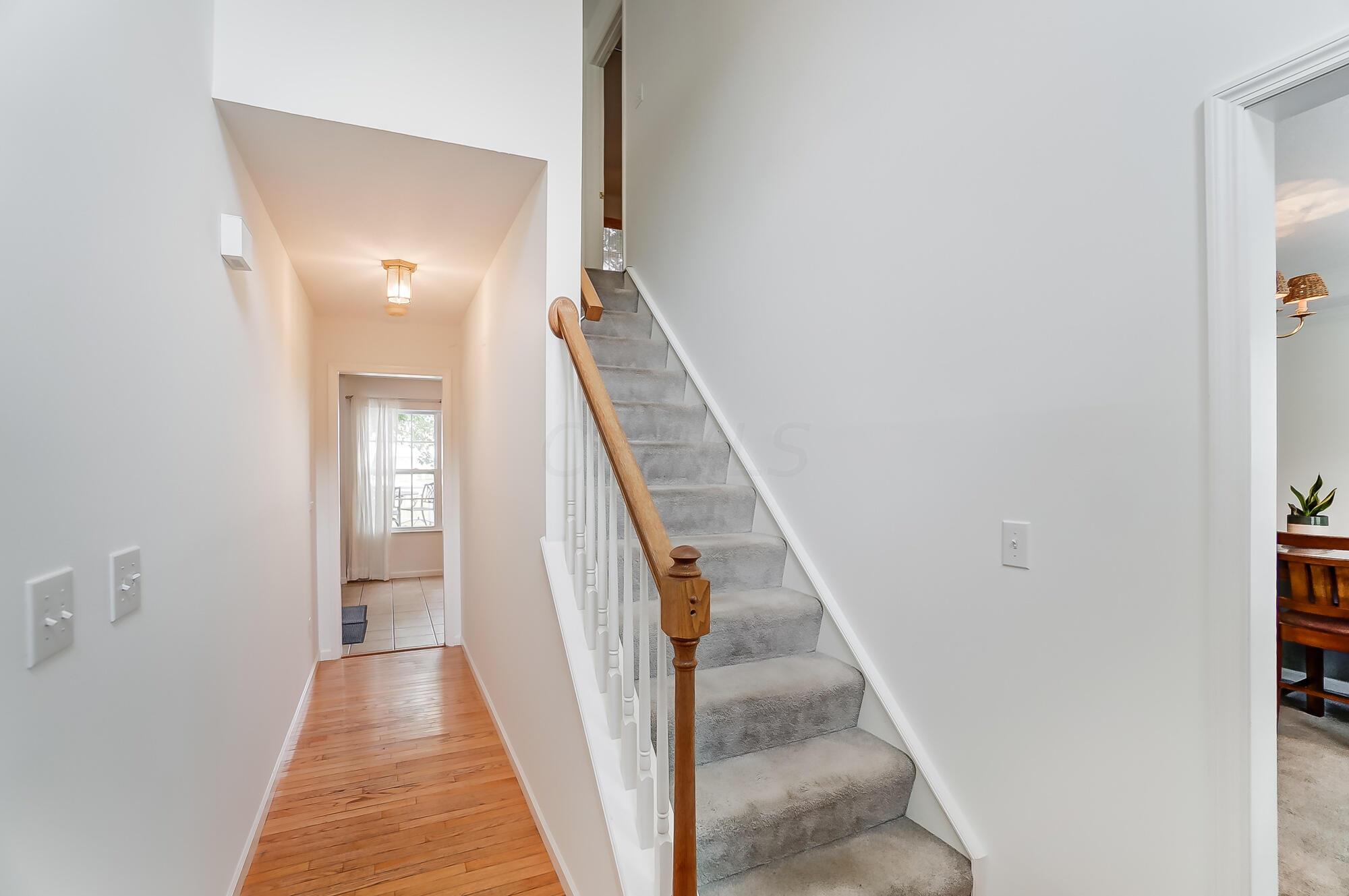 5694 Davidson Road Hilliard, OH 43026 - Photo 5 of 67 Stairwell