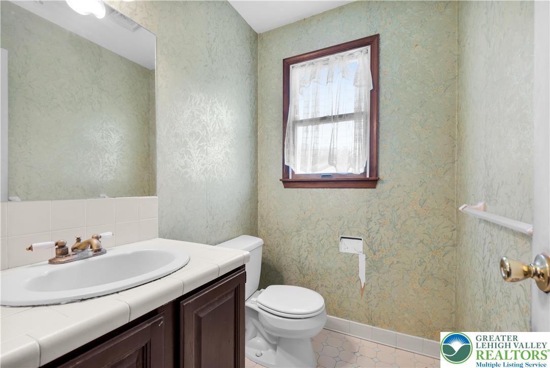 547 Roberts Road Nazareth, PA 18064 - Photo 5 of 56 Gallery Image 5