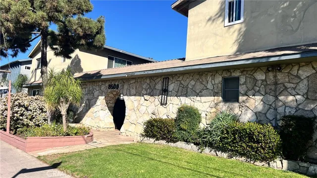 $884,000 | 8500 Sunland Boulevard, Unit 23, Sun Valley, CA 91352