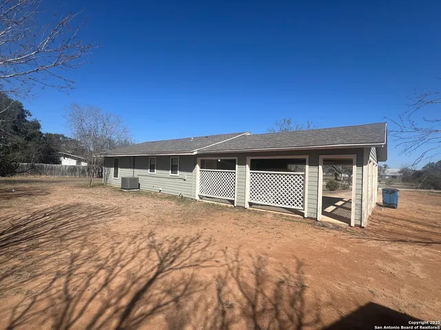 $194,900 | 208 South Jamison Drive, Devine, TX 78016