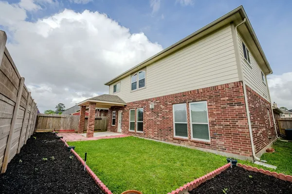 a view of a house with backyard and porch