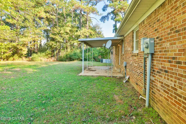 a view of backyard with a garden