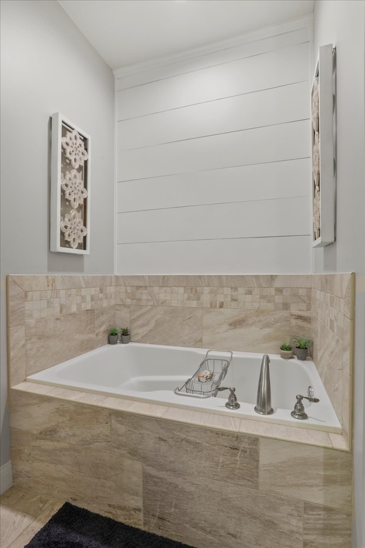 1604 Kassen Avenue Mahomet, IL 61853 - Photo 15 of 35 a bathroom with a bathtub and shower