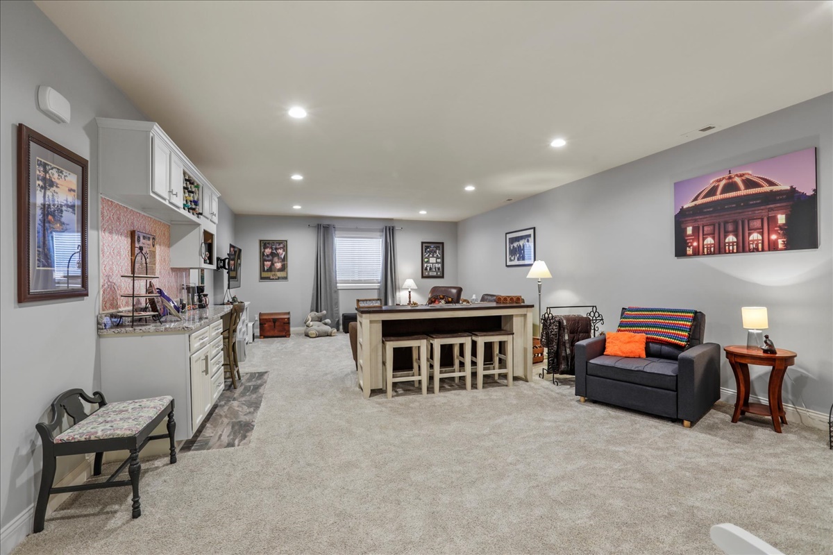 1604 Kassen Avenue Mahomet, IL 61853 - Photo 21 of 35 a living room with furniture and a gym